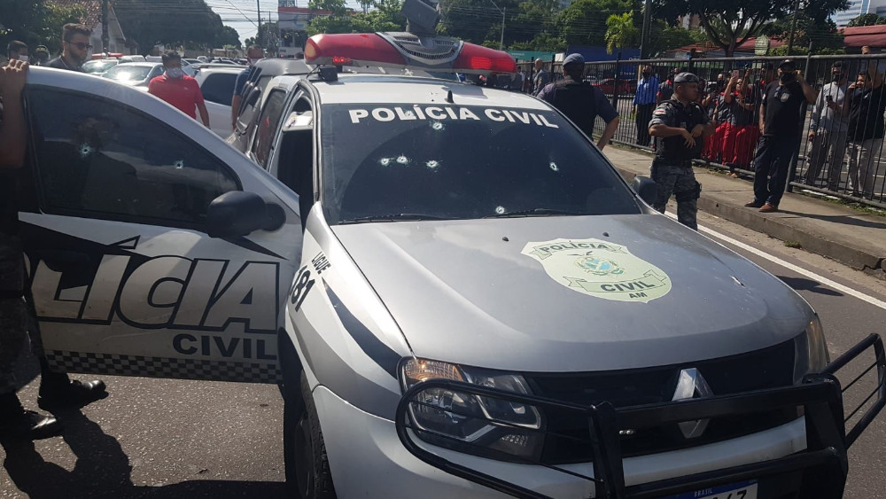 Notícias Viatura três detentos é metralhada em frente ao Fórum